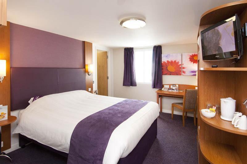 Premier Inn Gatwick Crawley Ngoại thất bức ảnh