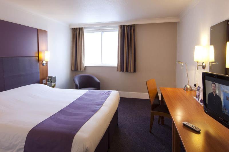 Premier Inn Gatwick Crawley Ngoại thất bức ảnh