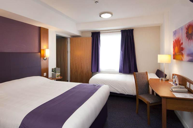 Premier Inn Gatwick Crawley Ngoại thất bức ảnh