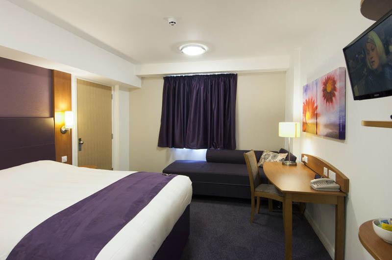 Premier Inn Gatwick Crawley Ngoại thất bức ảnh